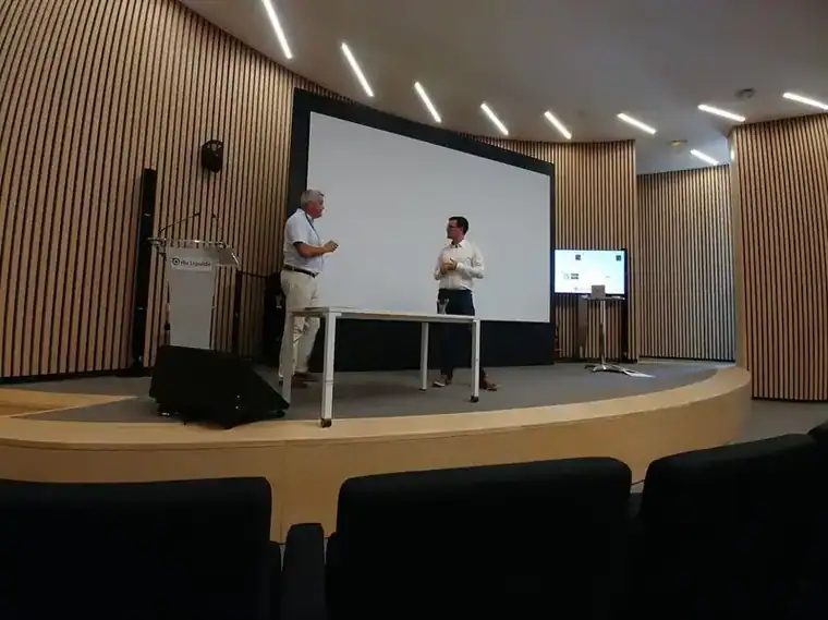 Mentaliste sur scène lors d’un spectacle de mentalisme interactif 3