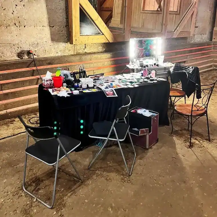 Magicien en Île-de-France réalisant un tour de magie lors d’un événement festif 2