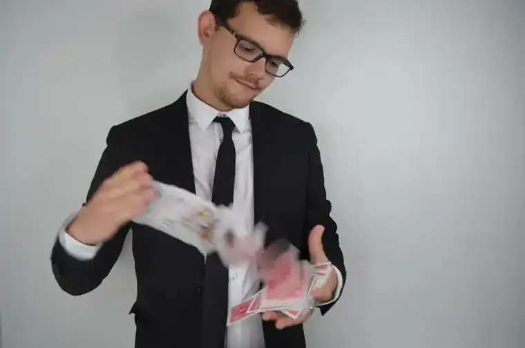 Magicien Calvados réalisant un tour de magie lors d’un événement festif 2