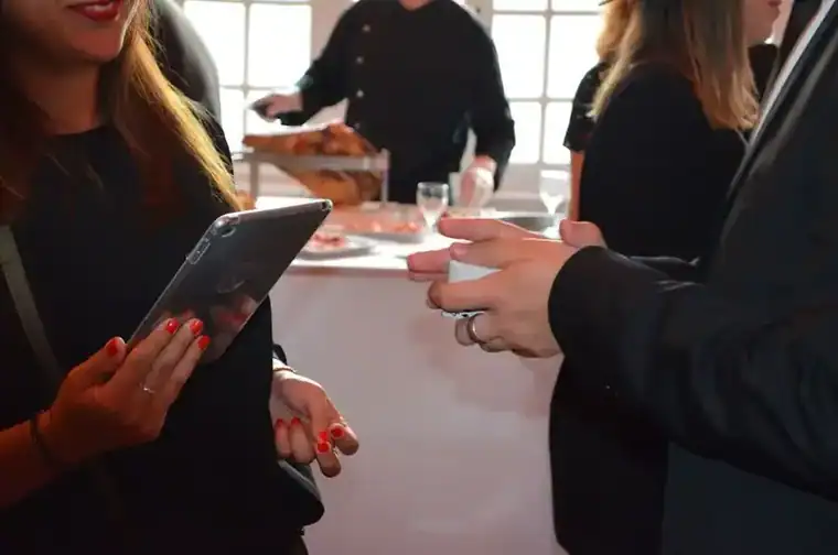 Magicien animant un séminaire d’entreprise pour dynamiser les équipes 2