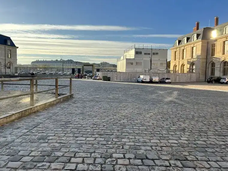 Jeux de mariage pendant le repas avec invités rassemblés autour des tables 3