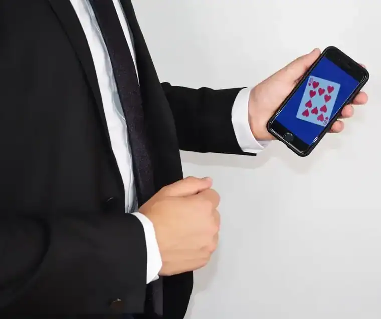 Magicien pour mariage réalisant une animation close-up élégante pendant la réception