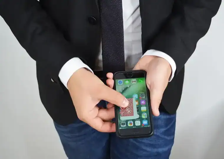Magicien pour soirée d’entreprise en prestation de close-up lors d’un événement professionnel 2