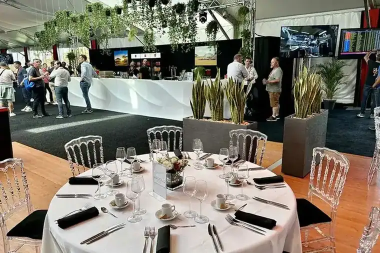 experience-unique-loges-24h-du-mans-animation-magicien-mentaliste