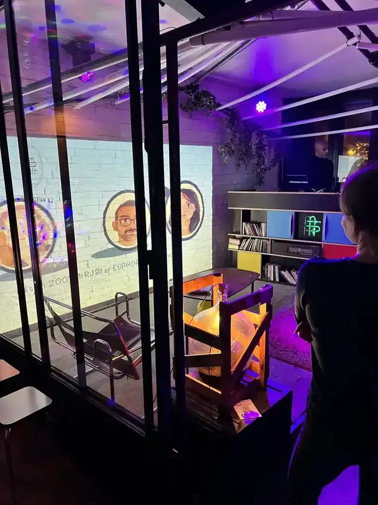 Magicien pour soirée d’entreprise en prestation de close-up lors d’un événement professionnel 3