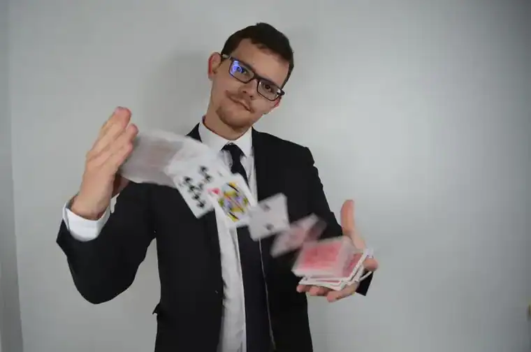 Gus illusionniste sur scène réalisant un tour de magie spectaculaire 3
