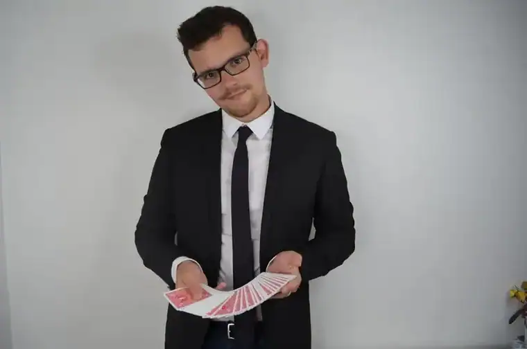 Magicien animant un séminaire d’entreprise pour dynamiser les équipes 3