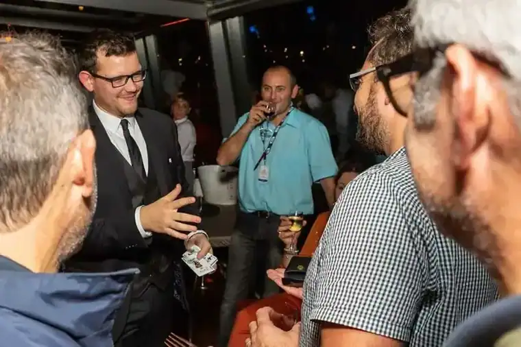magicien-soiree-entreprise-le-mans-animation-evenementielle-corporate