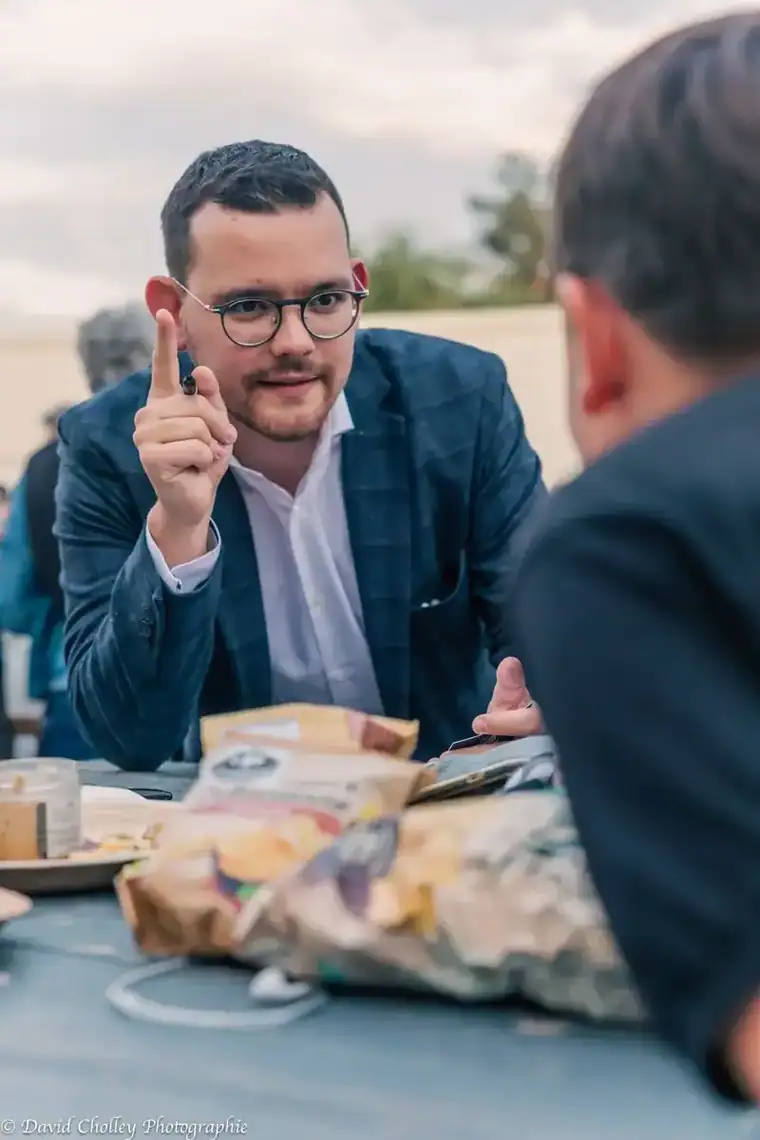 Clément le Magicien réalisant un tour de magie sur scène devant son public