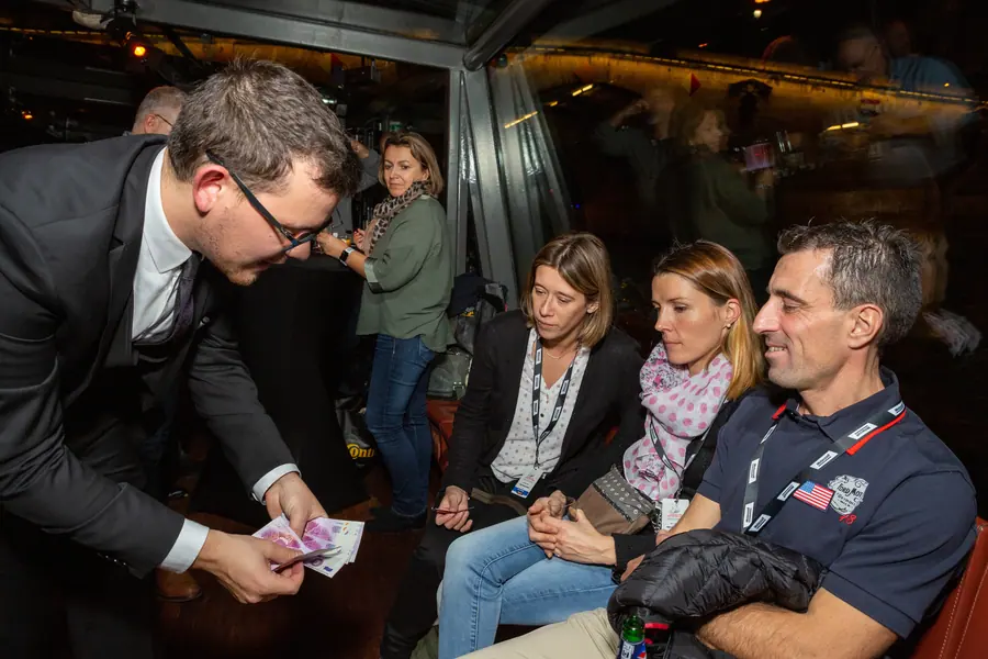 Alexis De La Fuente en prestation, photo de l’article « Les Compétences d'un Magicien Professionnel à Paris »