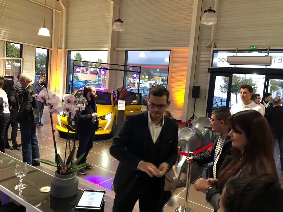 Alexis De La Fuente en prestation, photo de l’article « Booster l'Engagement des Employés grâce au Close-up en Entreprise »