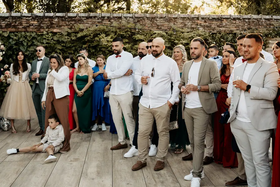 Alexis De La Fuente en prestation, photo de l’article « Implication invités tours magie mariage : Un moment féerique »
