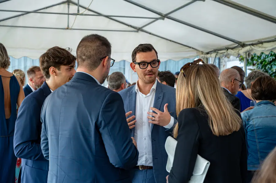Alexis De La Fuente en prestation, photo de l’article « Secrets du Mentalisme : L'Art de l'Illusion Mentale »