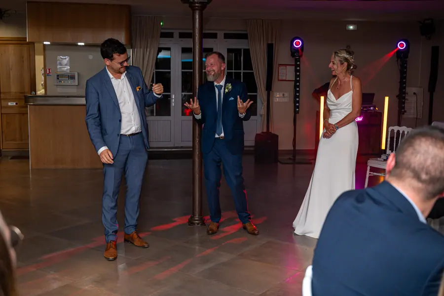 Alexis De La Fuente en prestation, photo de l’article « Animation Mariage : Adapter l'Énergie avec un animateur »