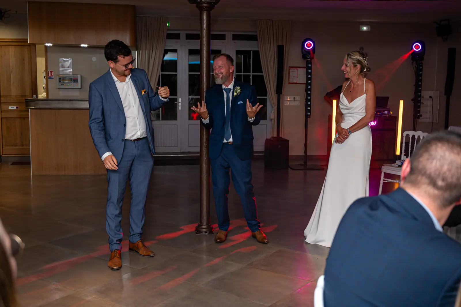 Animation Mariage : Adapter l'Énergie avec un animateur : Alexis De La Fuente, magicien, en prestation
