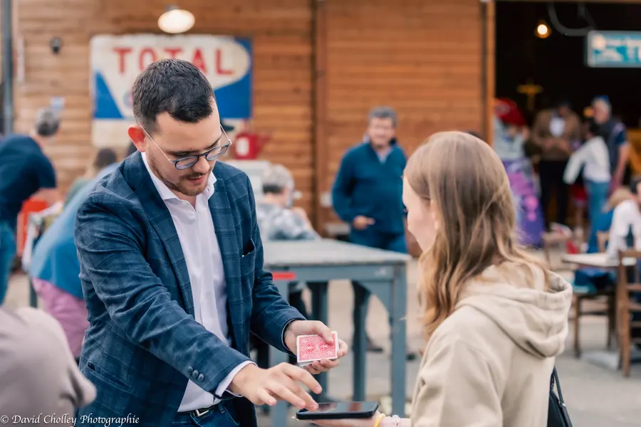 Alexis De La Fuente en prestation, photo de l’article « Protection de la Magie : Droits d'Auteur et Propriété Intellectuelle »