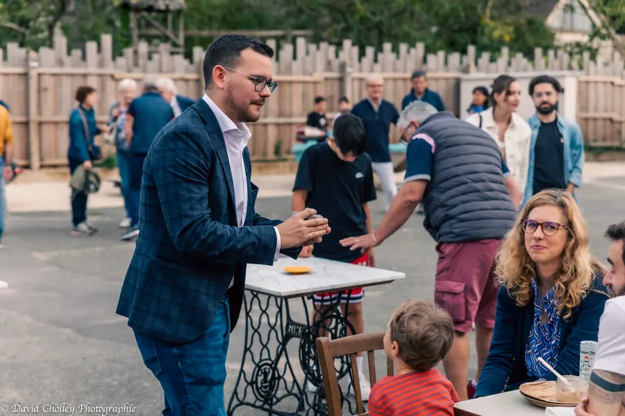 Alexis De La Fuente en prestation, photo de l’article « Collaboration entre Magiciens et Metteurs en Scène »