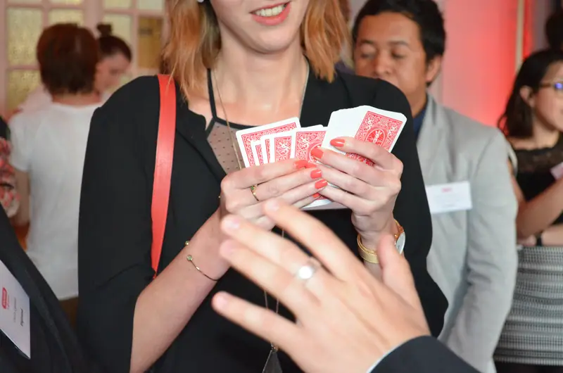 Alexis De La Fuente en prestation, photo de l’article « La Psychologie derrière les Tours de Cartes Expliquée »