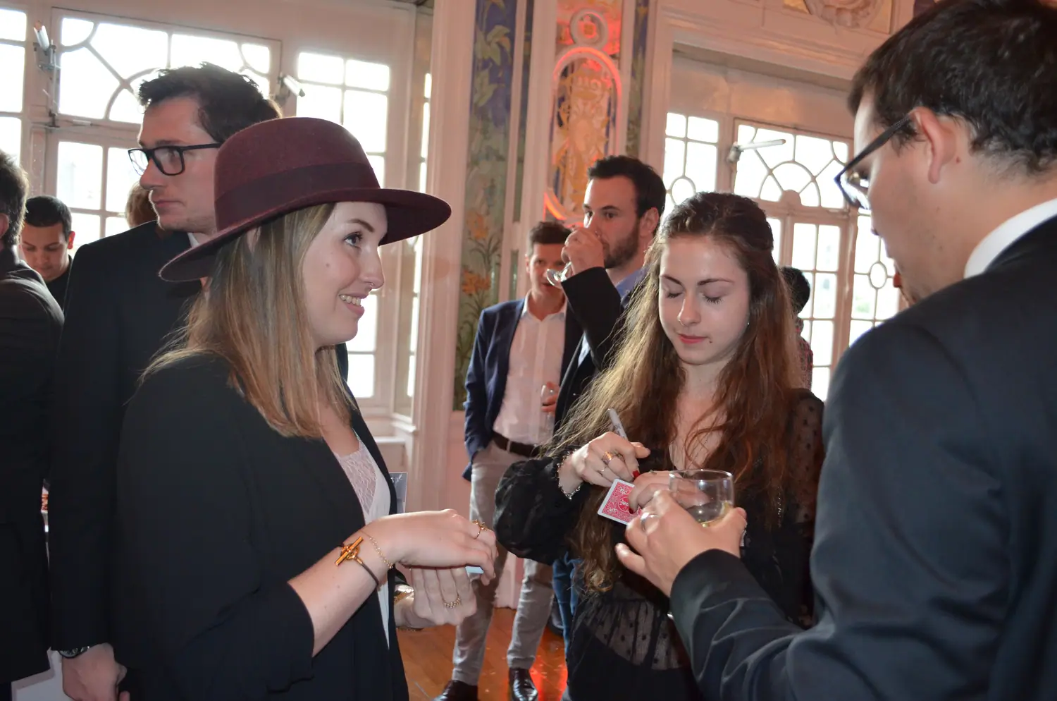 Guide Complet Organisation Team Building en France : Alexis De La Fuente, magicien, en prestation