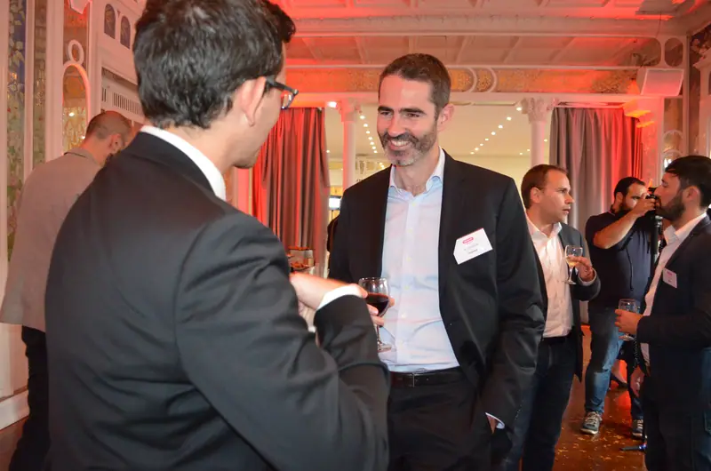 Alexis De La Fuente en prestation, photo de l’article « Team Building Aventure à Paris : Cohésion et Fun »