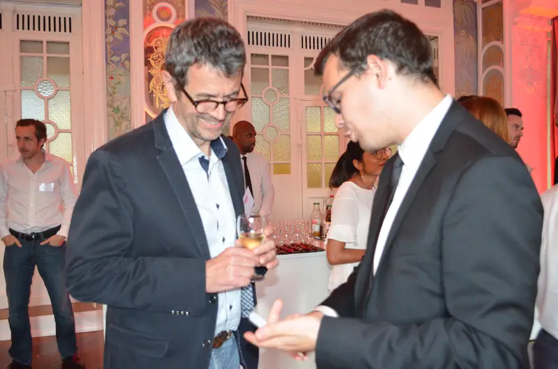 Alexis De La Fuente en prestation, photo de l’article « Intégrer le Close-up dans la Stratégie de Communication Interne de l'Entreprise »