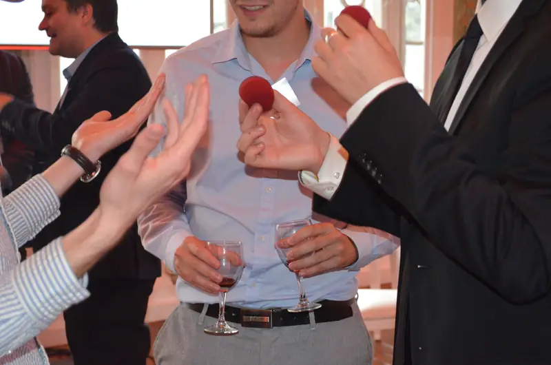 Alexis De La Fuente en prestation, photo de l’article « Magie Interactive : Meilleures applications en France »