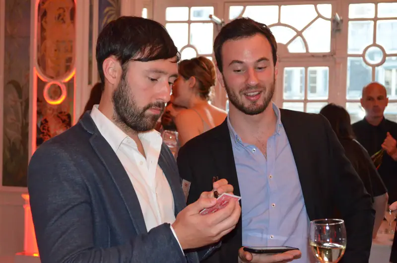 Alexis De La Fuente en prestation, photo de l’article « Avenir Magique : Technologie et Développements Futurs »