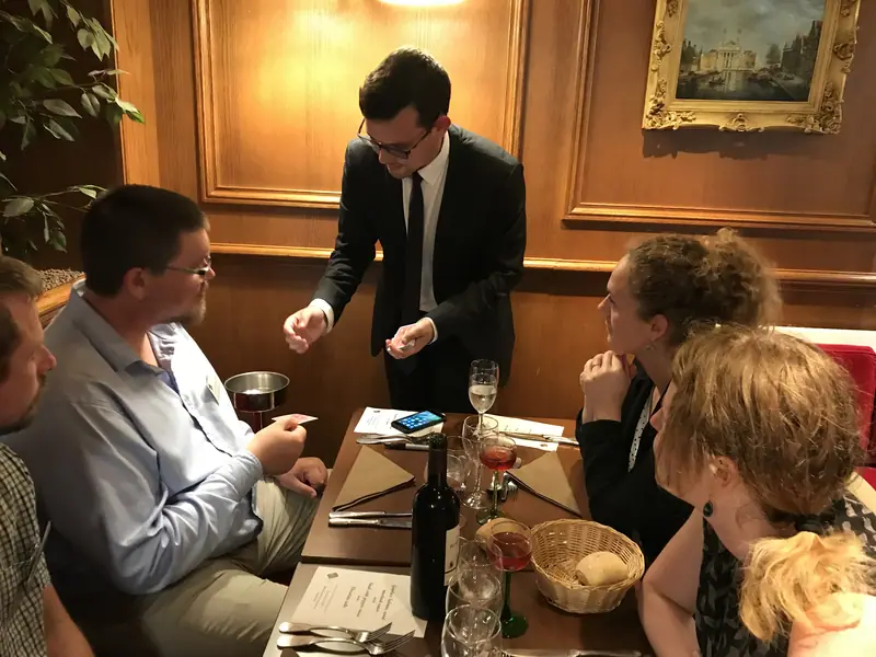 Alexis De La Fuente en prestation, photo de l’article « Guide: Réussir en Compétitions de Magie »