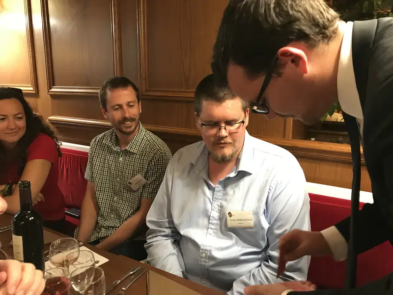 Alexis De La Fuente en prestation, photo de l’article « Exploration des Techniques de Projection et Hologrammes »