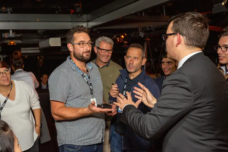 Alexis De La Fuente en prestation, photo de l’article « Assistance Expert: Conseils pour Participer à une Convention de Magie »