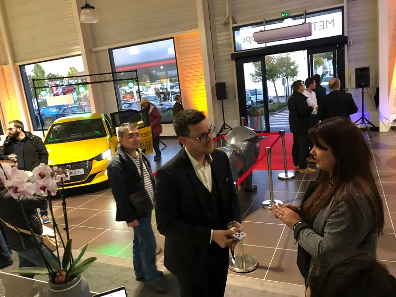Alexis De La Fuente en prestation, photo de l’article « Maîtriser les Techniques Narratives pour Magiciens »