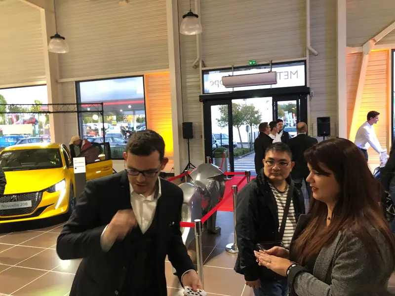 Alexis De La Fuente en prestation, photo de l’article « Retour sur un Team Building Magique Évalué »