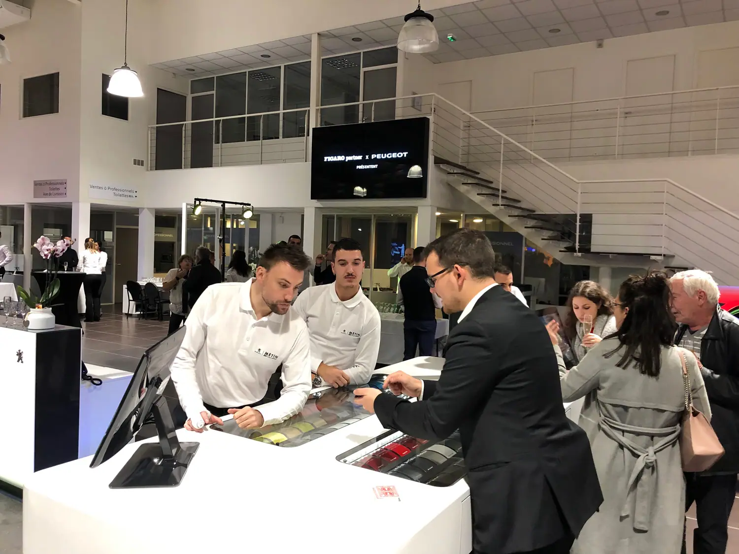 Attirer des visiteurs sur un stand grâce à la magie : Alexis De La Fuente, magicien, en prestation