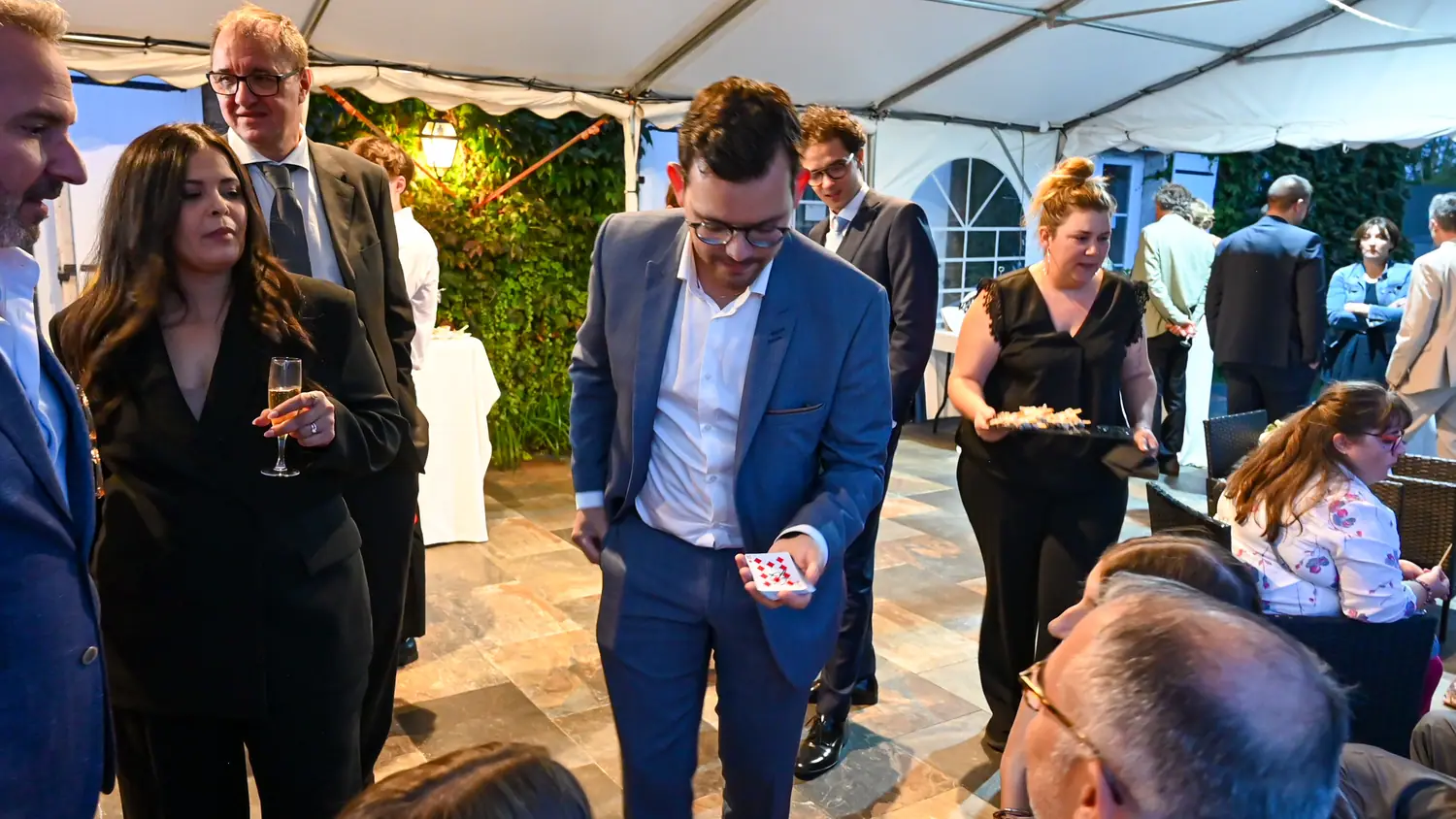 Magicien vin d'honneur : animation mariage chic : Alexis De La Fuente, magicien, en prestation