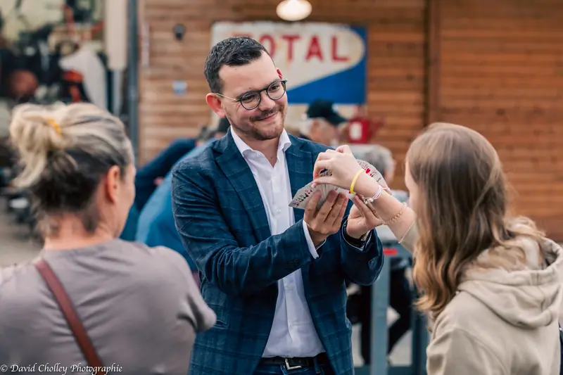 Alexis De La Fuente en prestation, photo de l’article « Simulations et Modélisations pour la Magie en Pratique »