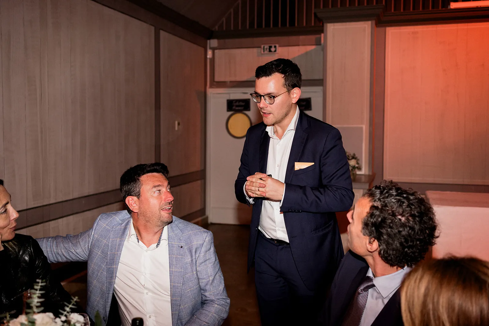 Alexis De La Fuente pendant une prestation de magie