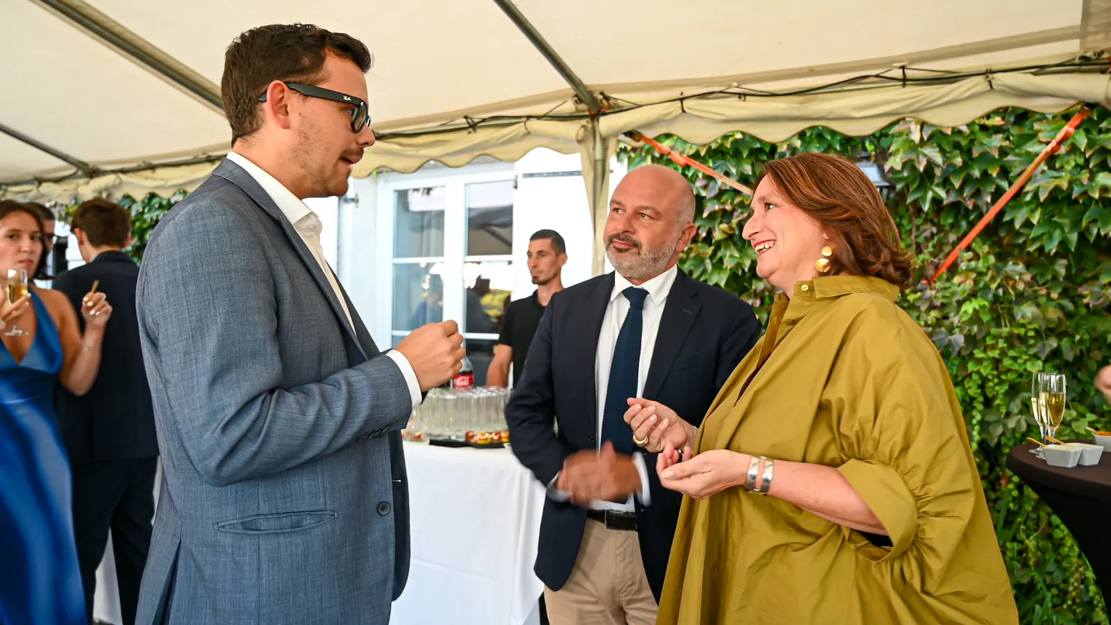 Alexis De La Fuente pendant une prestation de magie