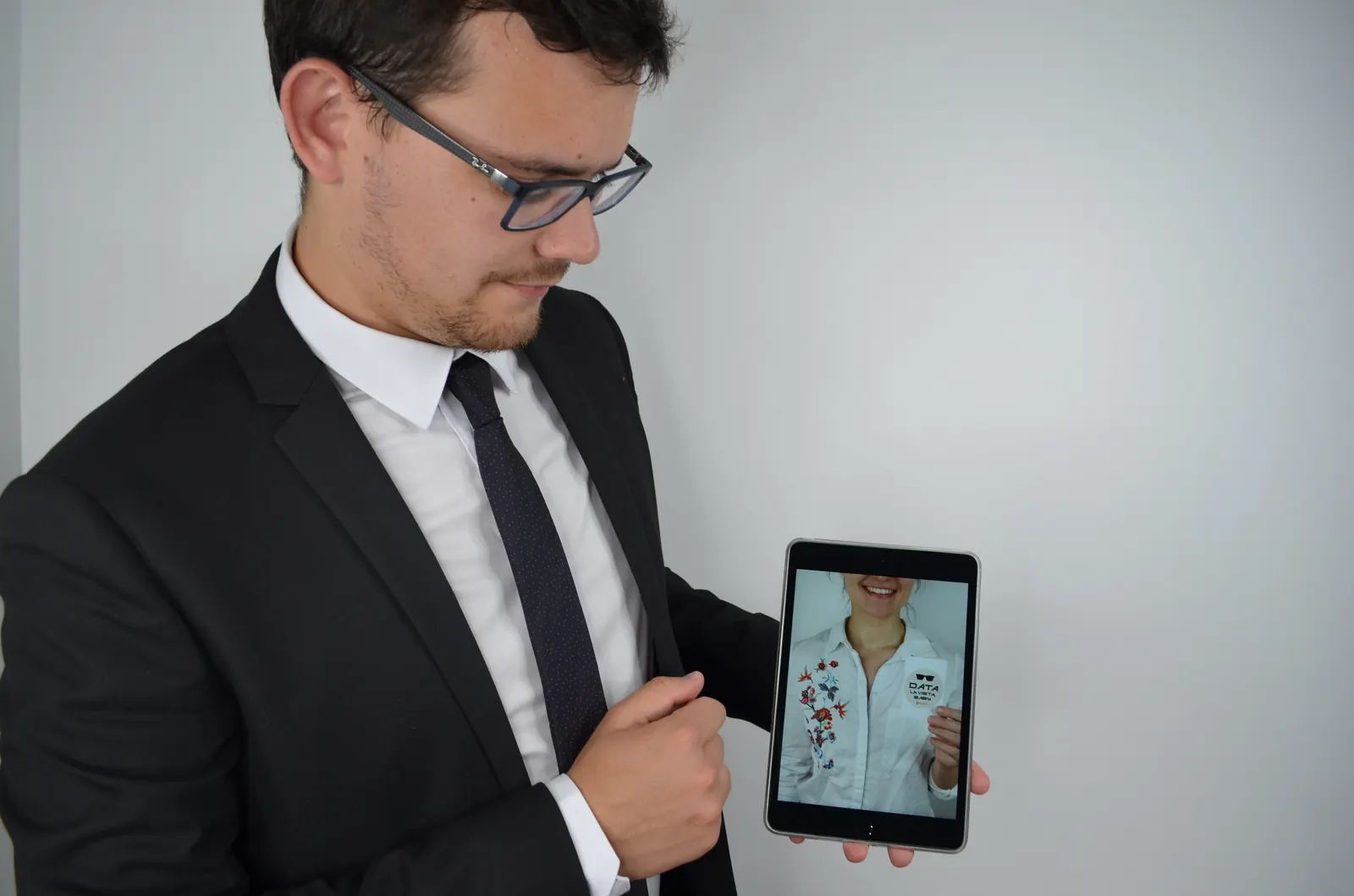 Alexis présente une tablette lors d’une démonstration de magie digitale