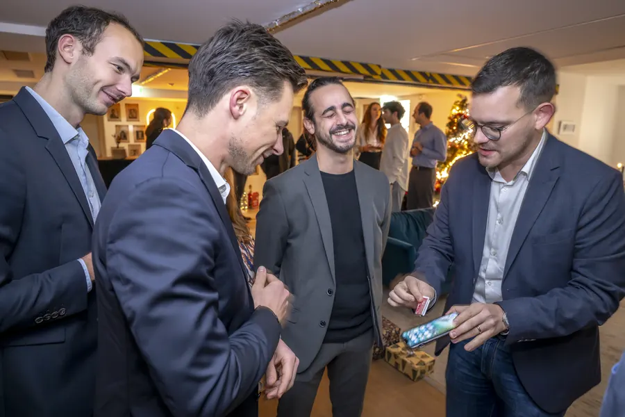 Alexis De La Fuente en prestation, photo de l’article « Dynamiser une Réunion d'Entreprise avec le Close-up »