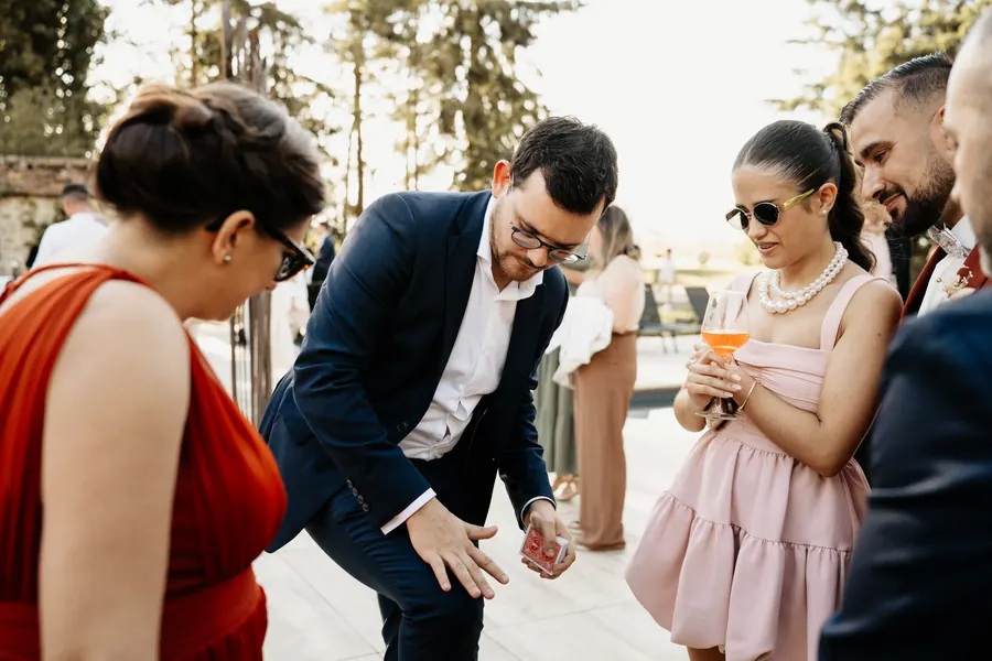 Alexis De La Fuente en prestation, photo de l’article « Animation mariage inoubliable - le guide en 2026 »