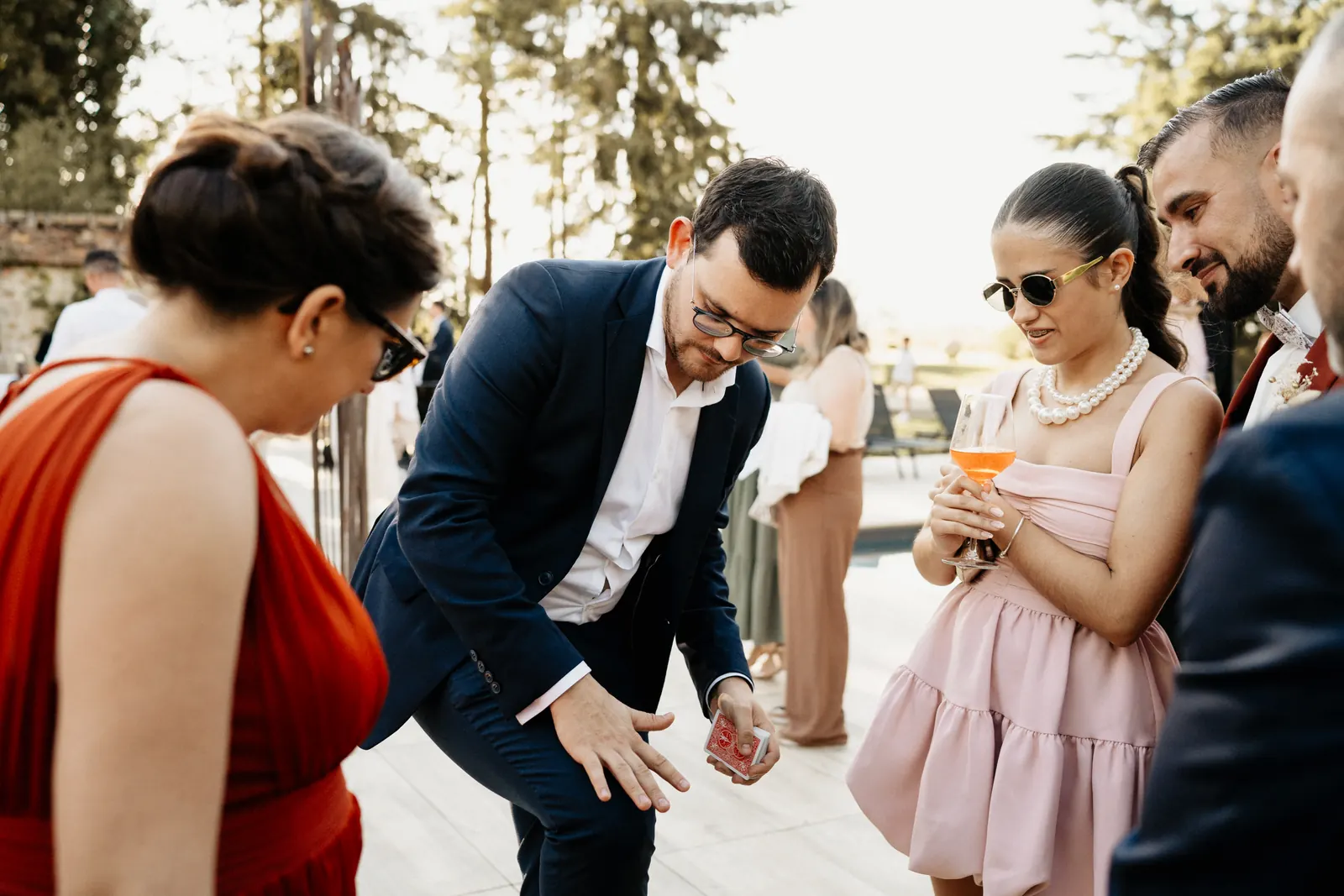 Performance Magique au Dîner de Mariage : Alexis De La Fuente, magicien, en prestation