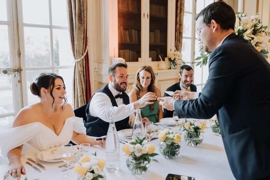 Alexis fait un tour de magie devant des invités lors d’un mariage