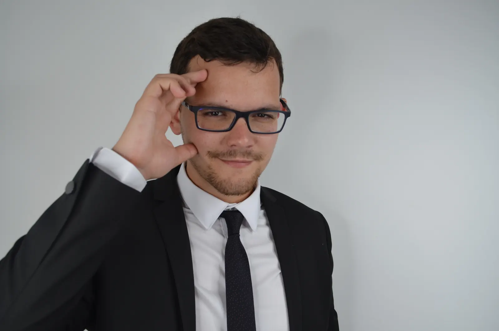 Les réactions des invités pendant une prestation d’Alexis