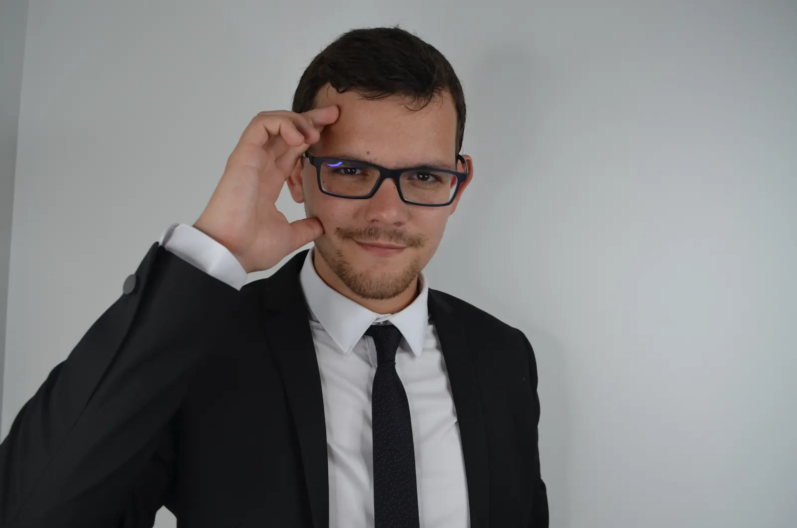 Les réactions des invités pendant une prestation d’Alexis