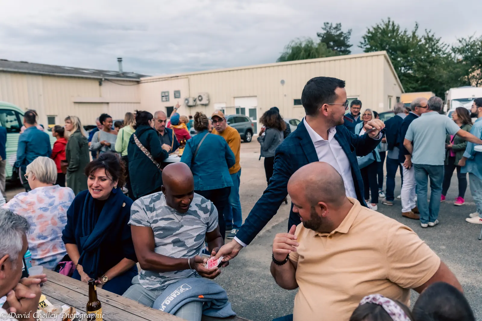 Un groupe d’amis observe un tour de magie lors d’une soirée