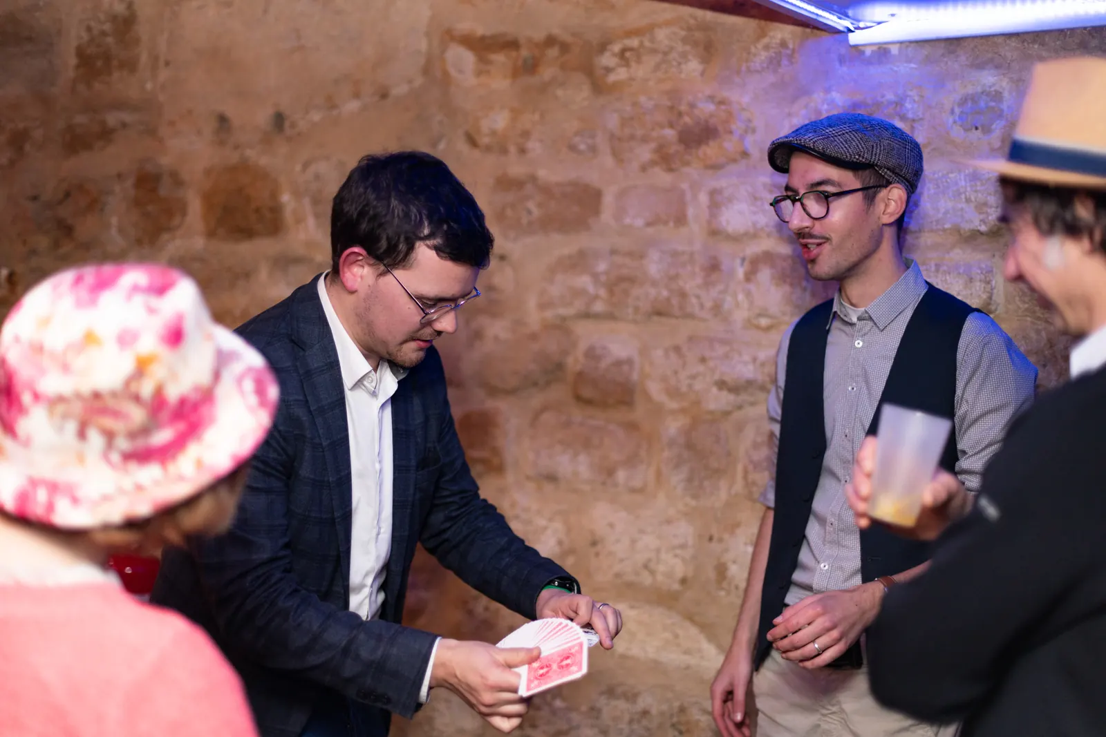 Surprise anniversaire magicien : idées et conseils : Alexis De La Fuente, magicien, en prestation