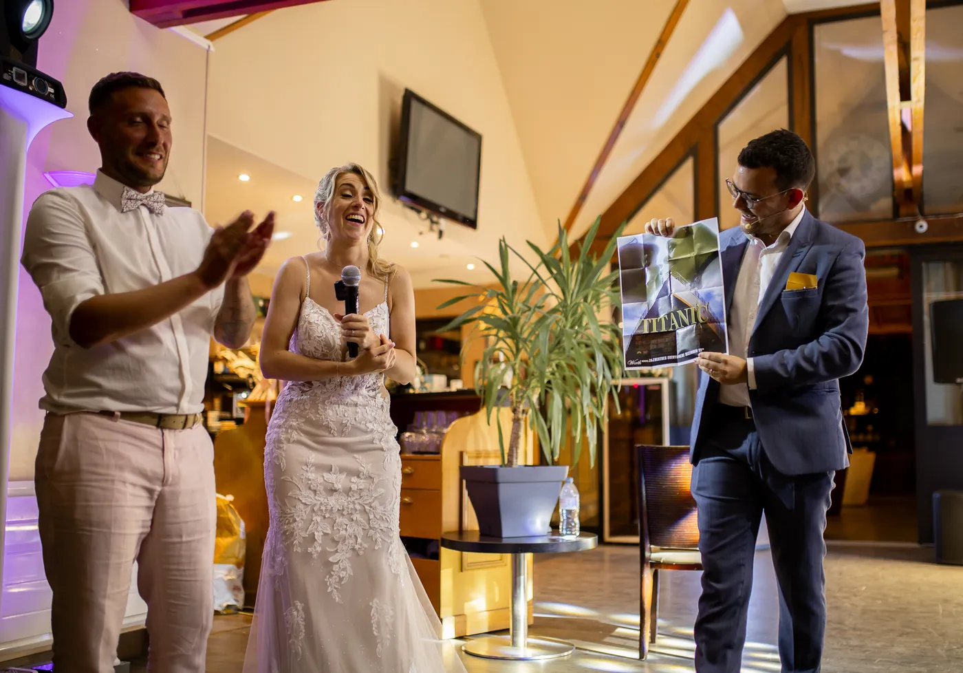 Des invités éclatent de rire pendant un tour de magie au dîner d’un mariage