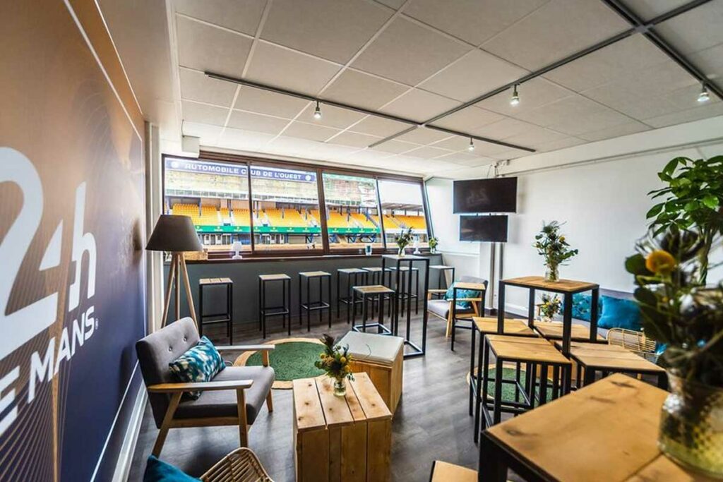 experience-unique-loges-24h-du-mans-animation-magicien