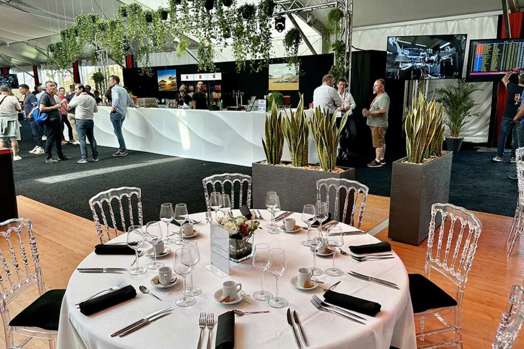 experience-unique-loges-24h-du-mans-animation-magicien-mentaliste