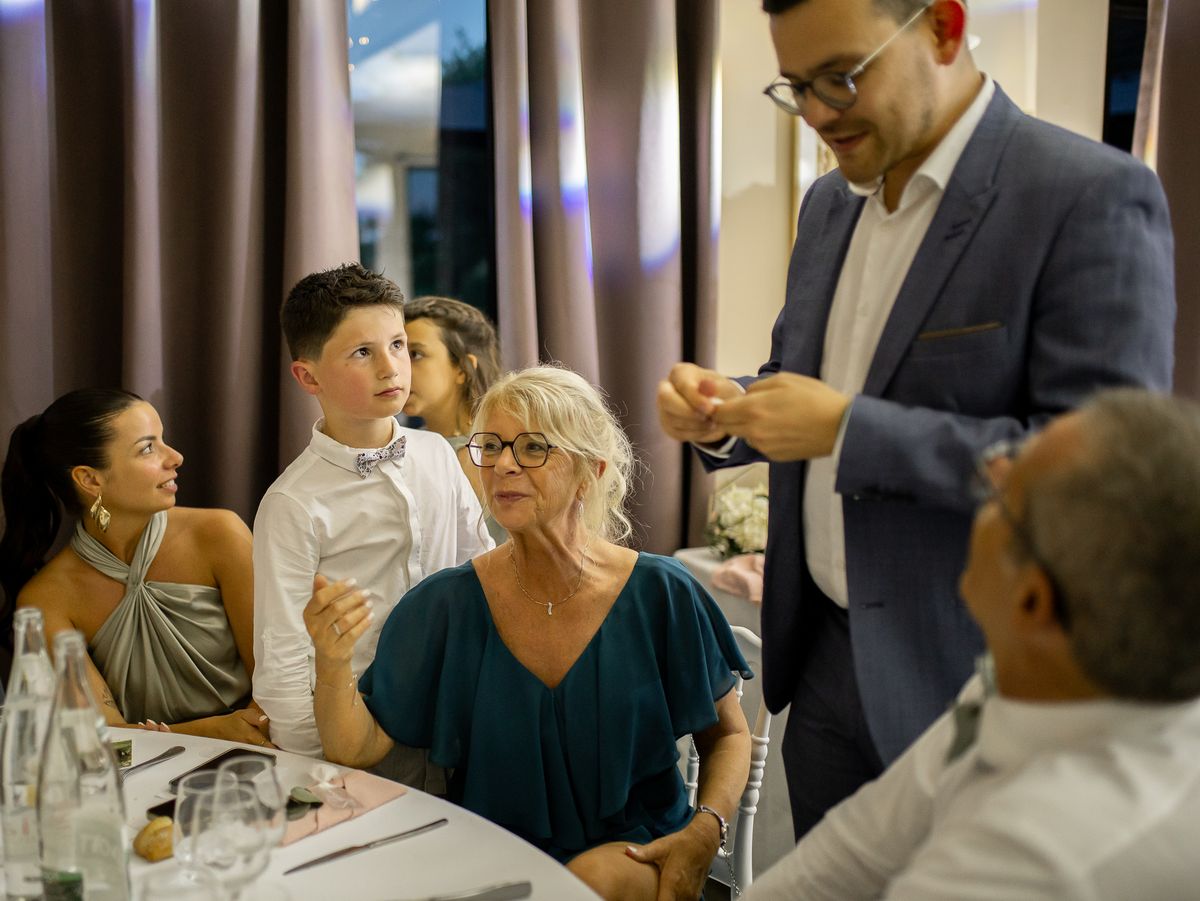 Animateur mariage enfant organisant des jeux pour enfants lors d’un mariage 2